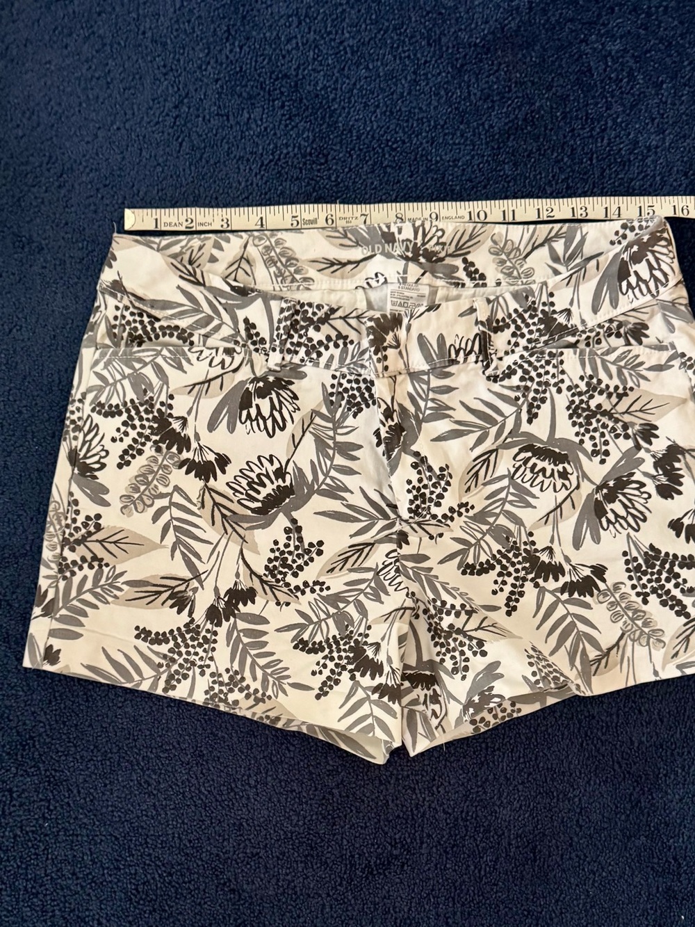 Old Navy Women's Floral Print Shorts - White & Black/gray.